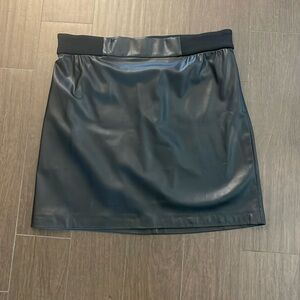Calvin Klein vegan leather mini skirt   Black size XL